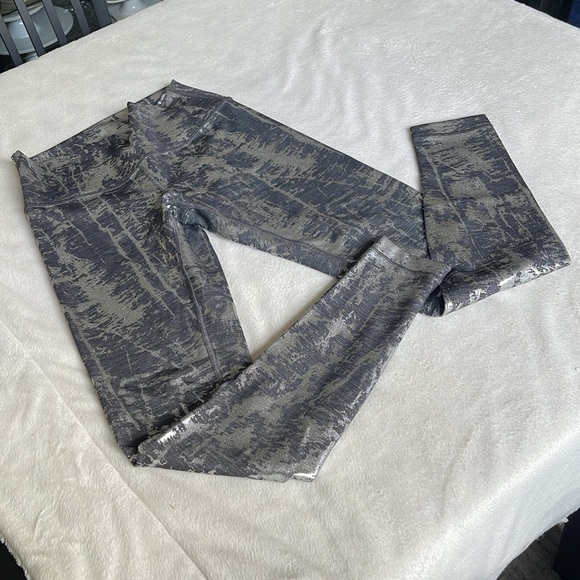 Lululemon Metallic Silver and Black Print Pattern Wunder Under Size 6 28” inseam - Picture 9 of 11
